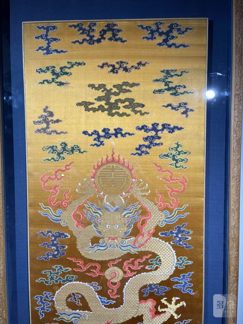 清乾隆 杏黄地云龙纹妆花缎条屏 - 图3